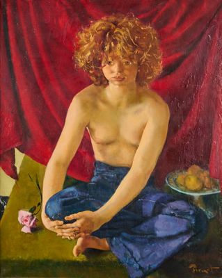 tableau représentant une femme assise sur un canapé, avec un bol de fruits devant un rideau rouge
