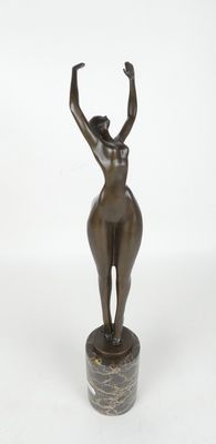statue en bronze représentant une femme les mains levées