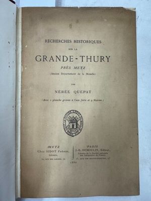 un vieux livre portant un sceau, posé sur une table