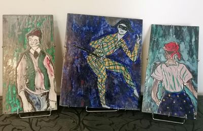 3 plaques en céramique émaillées figurant des personnages et…
