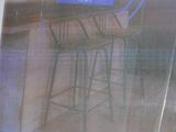 une photo d'une photo représentant un bar avec des tabourets à l'intérieur