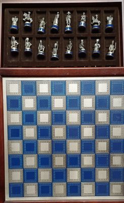 un échiquier bleu et blanc sur lequel sont disposées des pièces d'échecs
