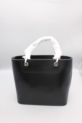 un sac à main noir avec une poignée blanche sur fond blanc