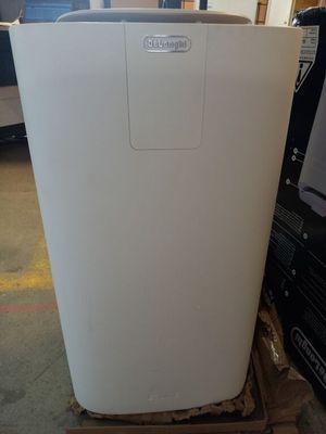 un réfrigérateur blanc posé sur une palette