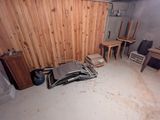 une pièce contenant beaucoup de meubles