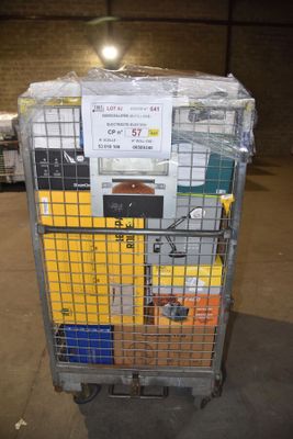 un chariot contenant de nombreux cartons dans un entrepôt