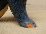 un gros plan sur les pattes d'une statue de chien