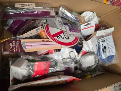 une boîte en carton remplie d'objets divers qui s'y trouvent