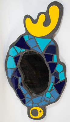 un miroir bleu et jaune orné d'une tête d'élan