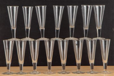 six verres à vin transparents posés sur une table en bois
