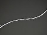 gros plan d'un bracelet en diamant sur une surface noire