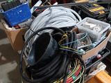 un tas de fils et d'autres équipements électriques dans une pièce