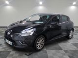 une voiture noire garée sur le sol en damier d'un garage