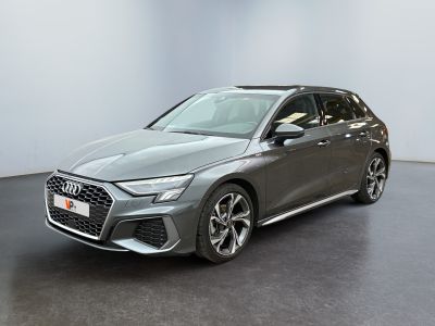 une Audi RS break grise garée dans une pièce blanche
