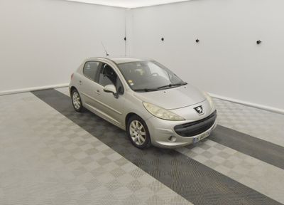 une petite voiture argentée garée dans un garage