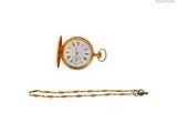 une montre de poche en or avec une chaîne, sur fond blanc