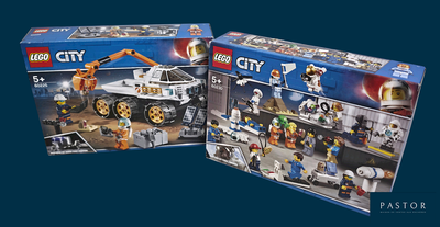 deux boîtes de sets Lego City sur fond bleu