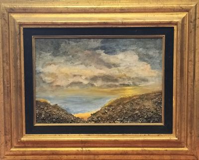 un tableau représentant un paysage avec des nuages et des montagnes, dans un cadre doré