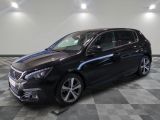 une voiture noire est garée sur le sol en damier d'un garage