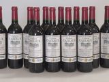 six bouteilles de vin rouge alignées sur une table