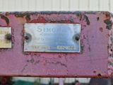 un gros plan sur une pancarte apposée sur une machine rose