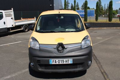 une petite voiture jaune et noire garée sur un parking