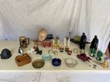 une table sur laquelle se trouvent de nombreux objets