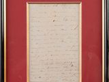 un gros plan d'un document encadré sur fond rouge