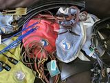 beaucoup de sacs à main posés sur le canapé