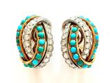 une paire de boucles d'oreilles en turquoise et or, ornées de diamants, sur fond blanc