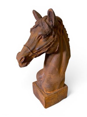 sculpture représentant une tête de cheval sur fond blanc