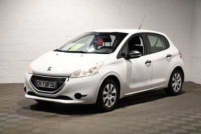 la photo d'une petite voiture blanche garée dans un garage