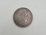 une pièce de monnaie en argent portant un visage de femme