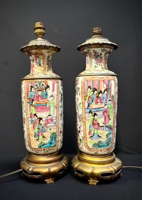 CHINE (Canton) Suite de deux vases rouleaux, le col resserré…