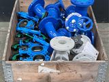 une boîte en bois contenant différents types de vannes