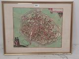 une vieille carte d'une ville, encadrée d'or, posée sur une surface en marbre