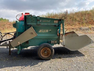 un camion vert garé sur le bord de la route