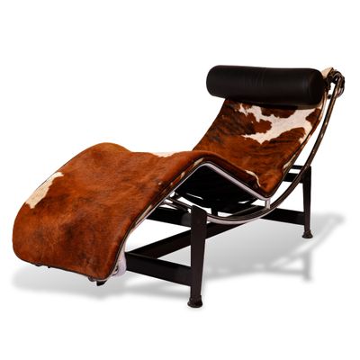 une chaise longue en cuir de vachette marron et blanc, avec des pieds noirs