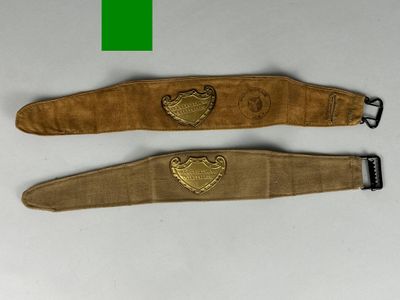 paire de ceintures en cuir et laiton plaqué, ornées d'emblèmes en forme de cœur