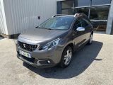 la voiture grise est garée devant un bâtiment