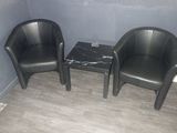 deux chaises et une table dans le coin d'une pièce