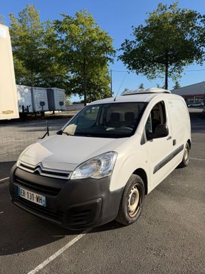 la camionnette blanche est garée sur le parking à côté du bâtiment