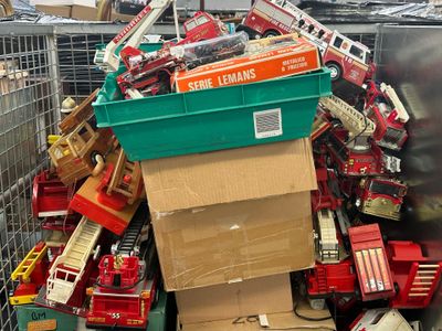 un tas de jouets dans un caddie dans un magasin