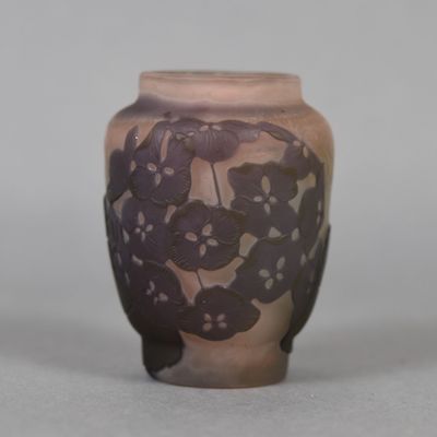 un petit vase décoré, posé sur une table