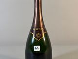 une image représentant une bouteille de champagne posée sur une table