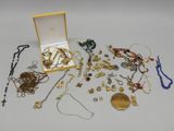 beaucoup de colliers et de bracelets posés sur la table
