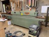 une machine placée au milieu d'une pièce
