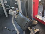 une salle de sport équipée d'un tapis de course et d'un miroir