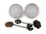 paire de lampes anciennes en verre taillé, avec chaîne et fiches