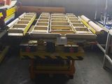 une photo d'une pièce où l'on voit de nombreux cartons posés sur une table